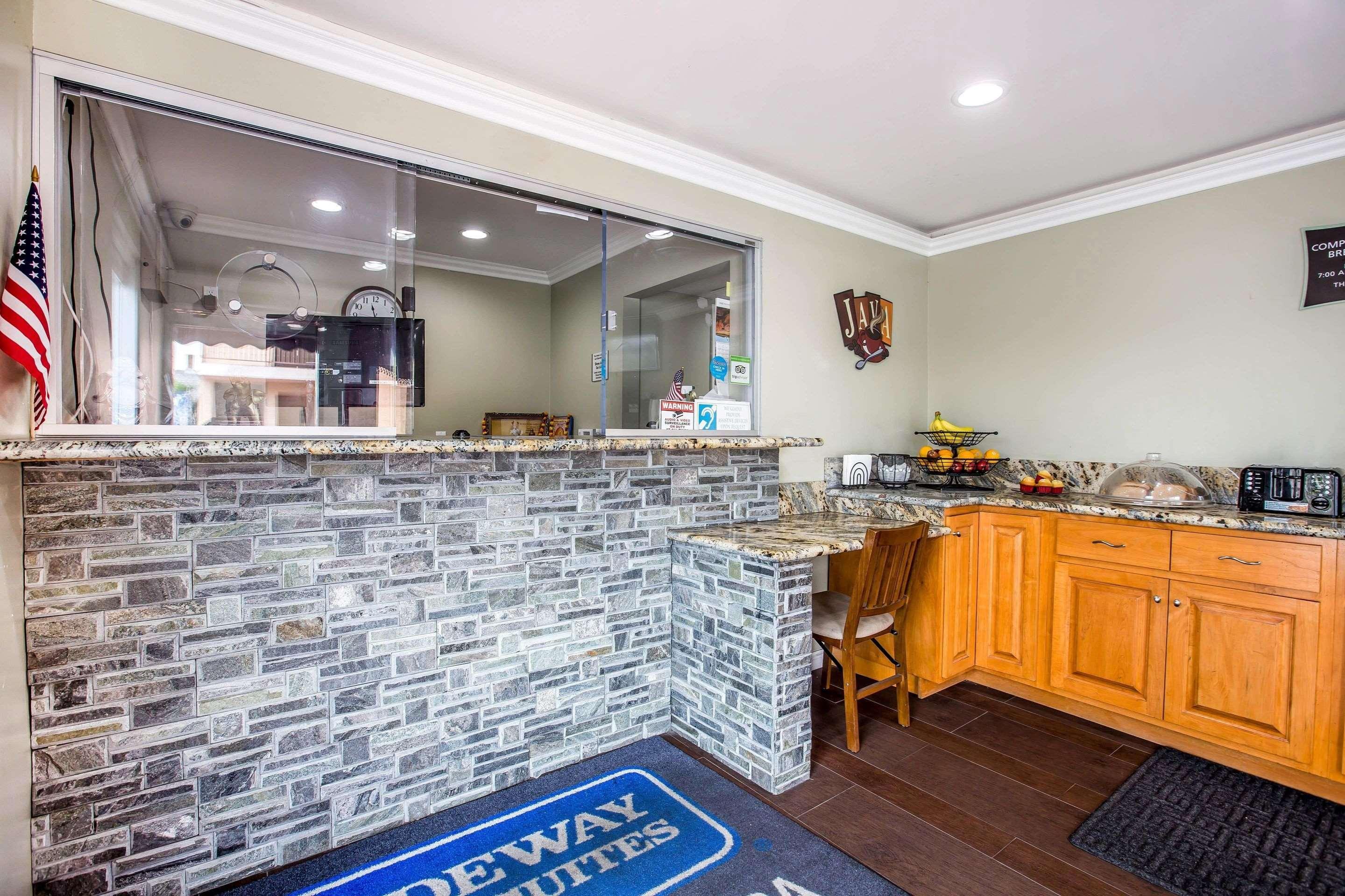Rodeway Inn & Suites Bellflower Bagian luar foto