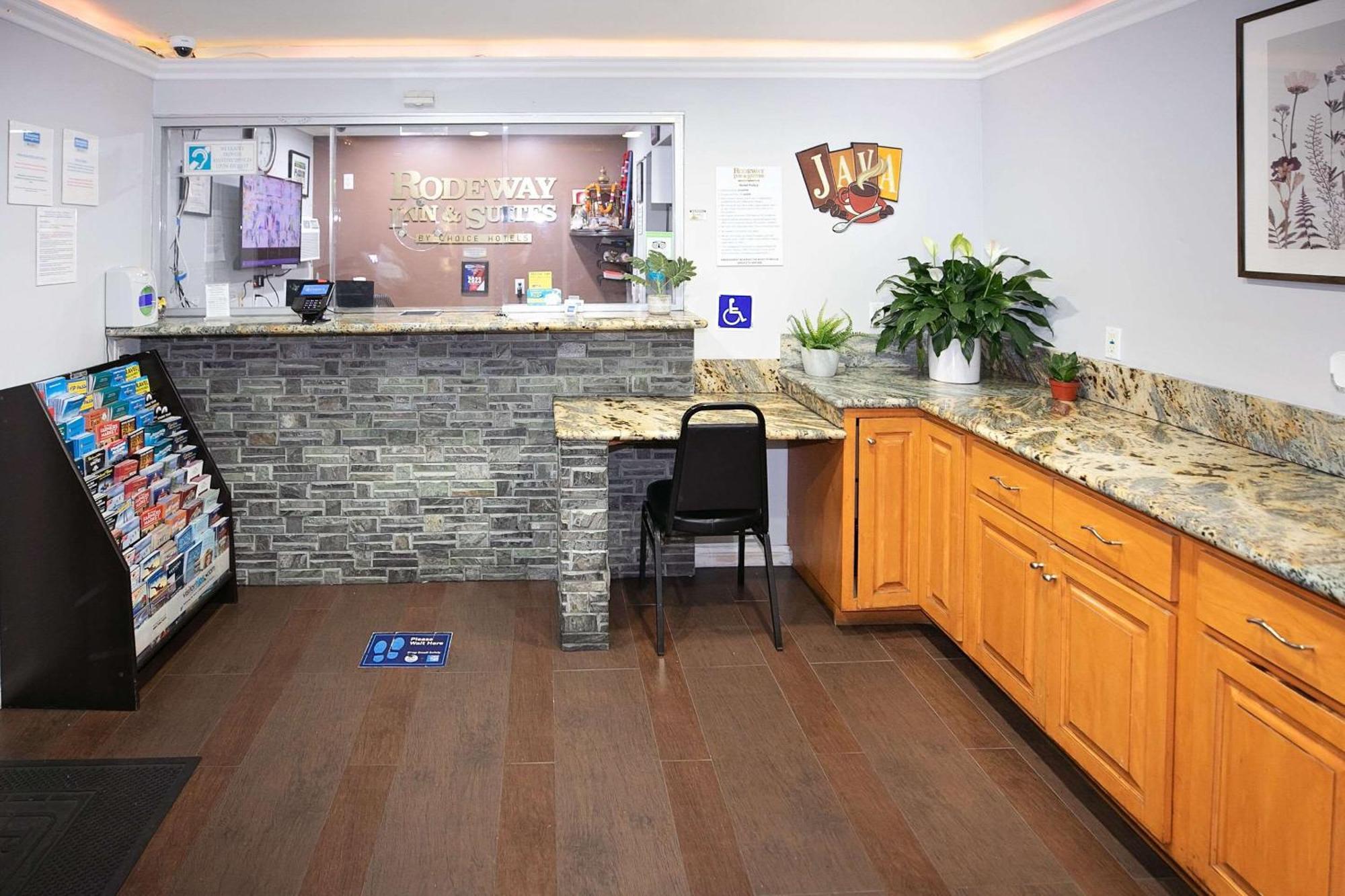 Rodeway Inn & Suites Bellflower Bagian luar foto