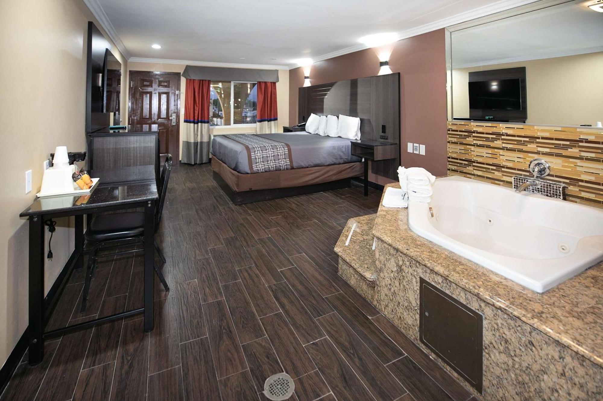 Rodeway Inn & Suites Bellflower Bagian luar foto