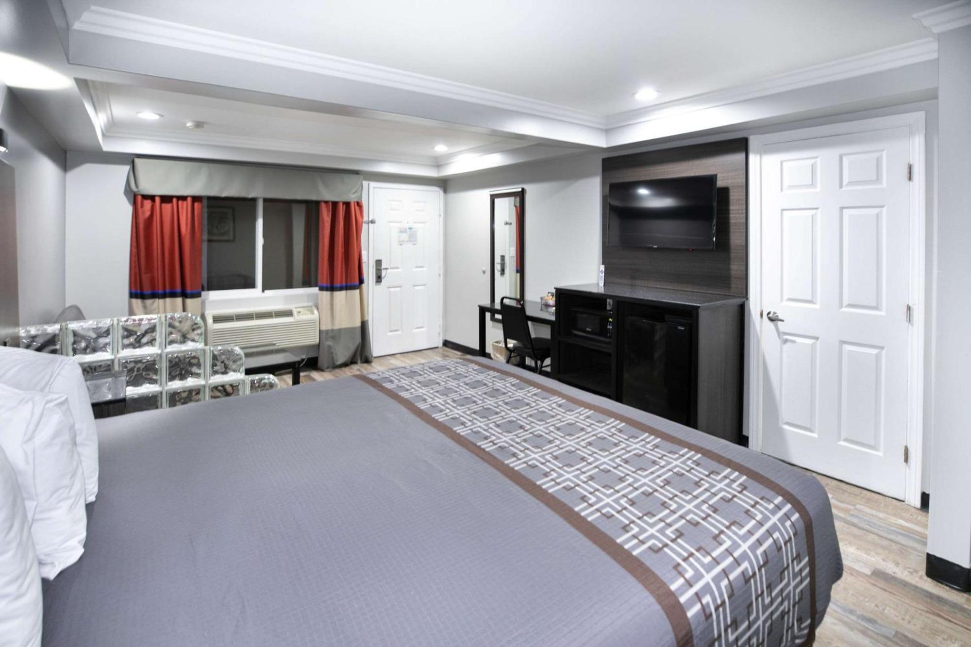 Rodeway Inn & Suites Bellflower Bagian luar foto