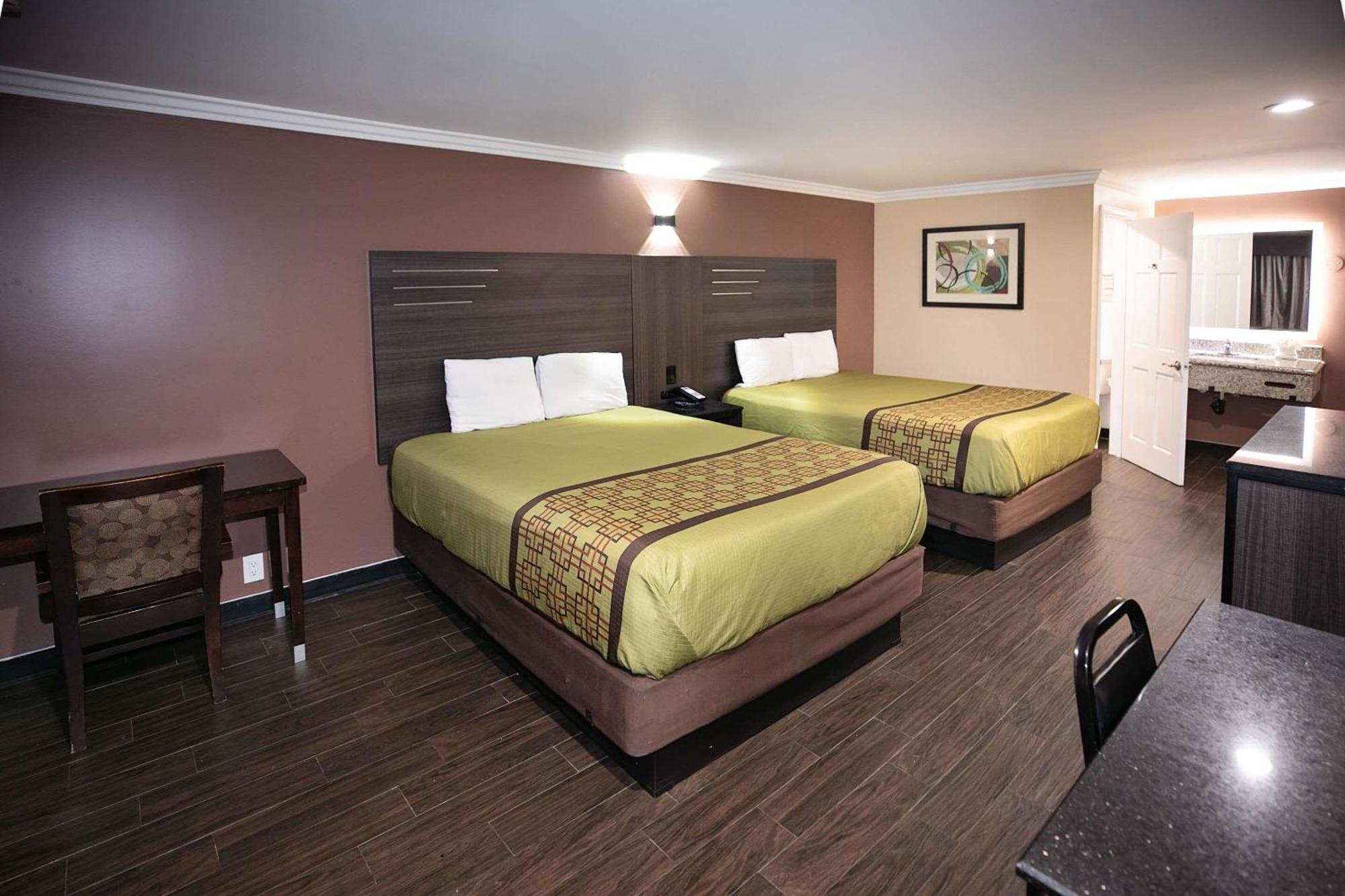 Rodeway Inn & Suites Bellflower Bagian luar foto
