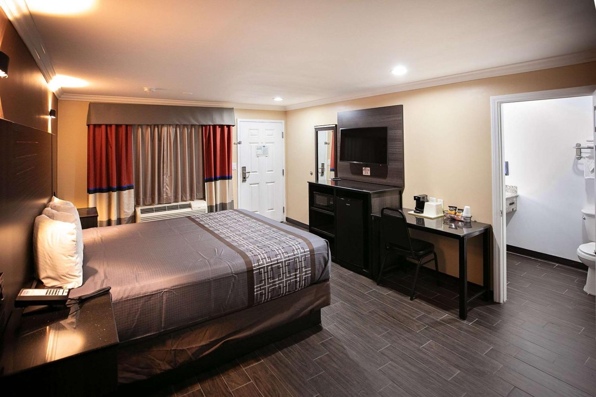 Rodeway Inn & Suites Bellflower Bagian luar foto
