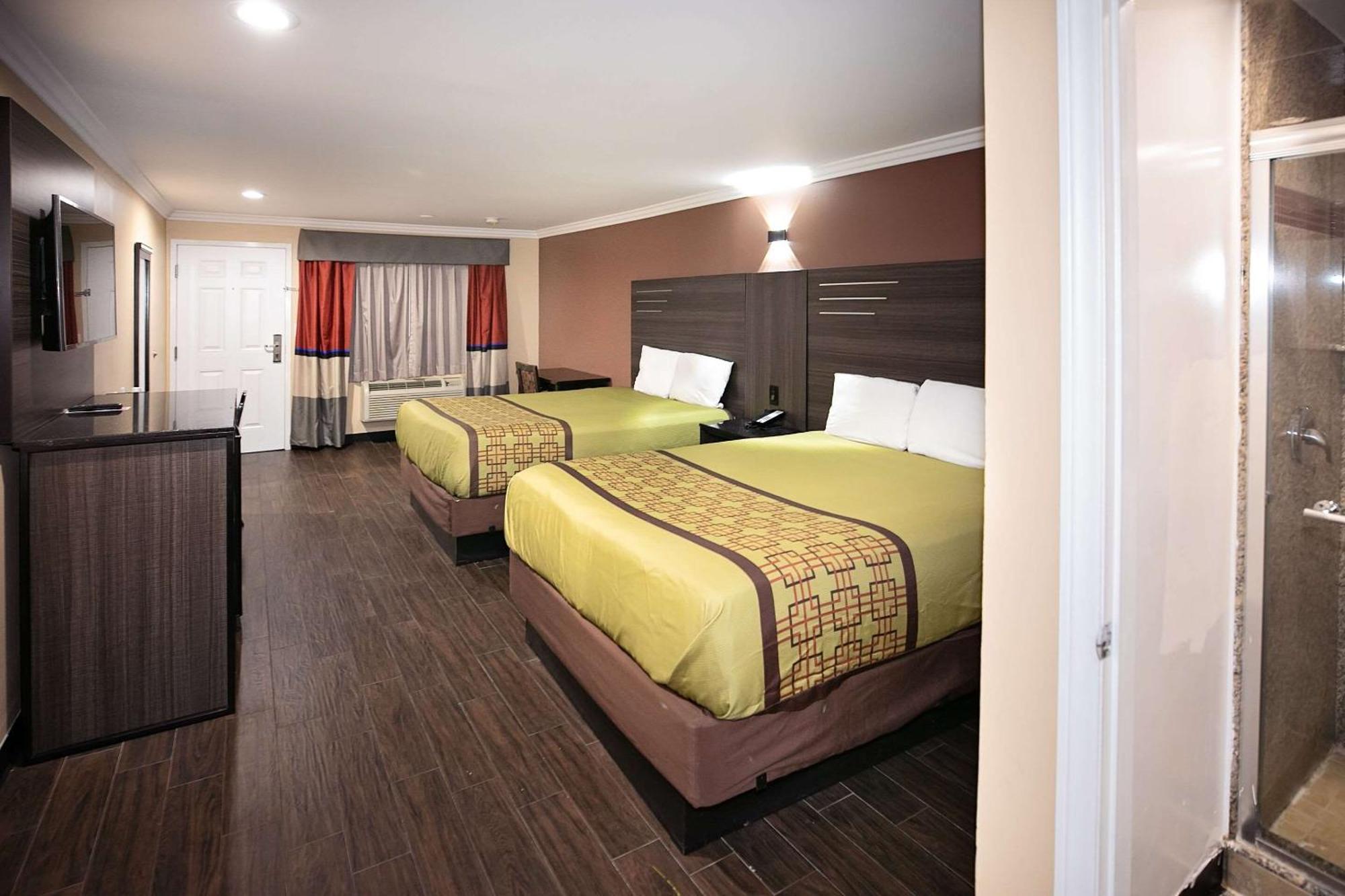Rodeway Inn & Suites Bellflower Bagian luar foto