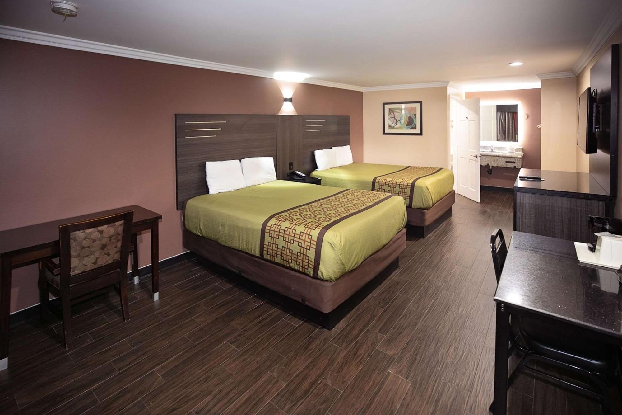 Rodeway Inn & Suites Bellflower Bagian luar foto