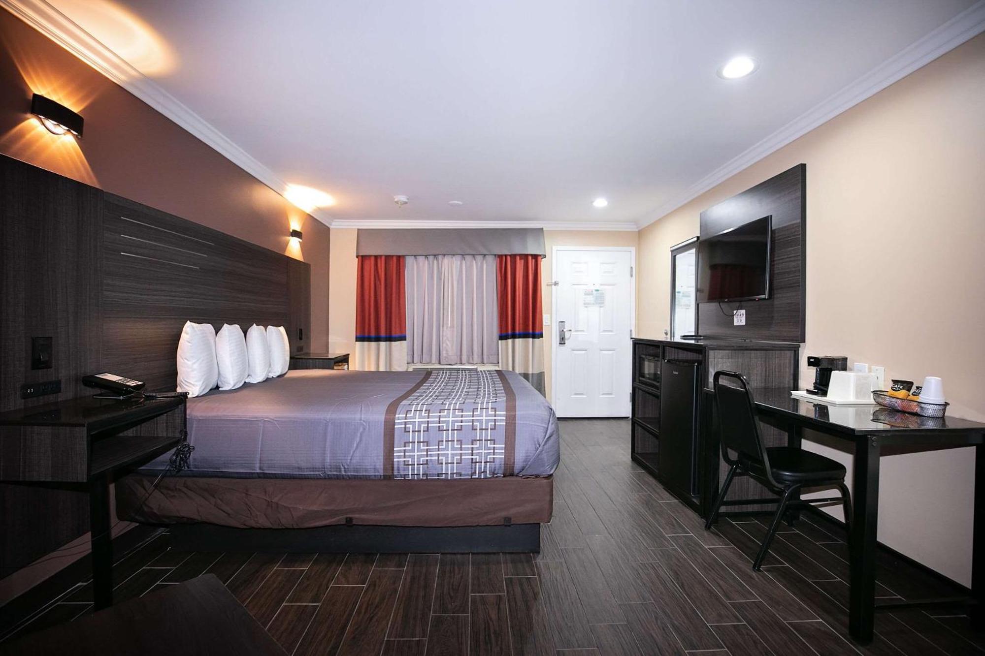 Rodeway Inn & Suites Bellflower Bagian luar foto