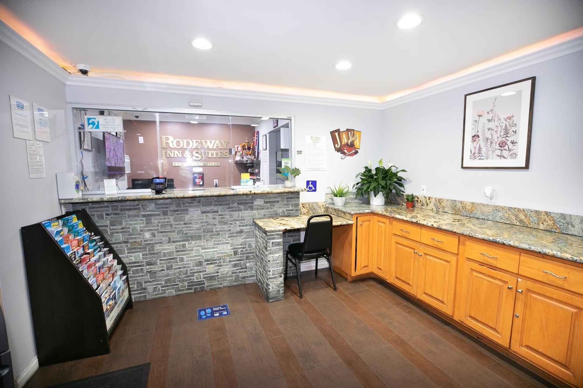 Rodeway Inn & Suites Bellflower Bagian luar foto