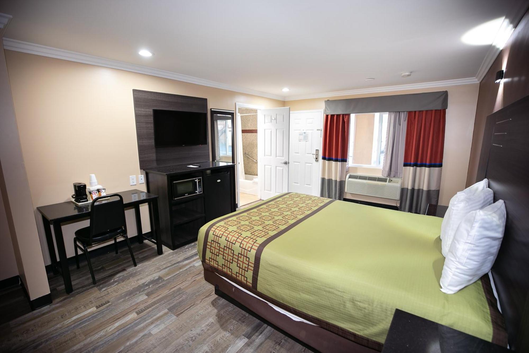 Rodeway Inn & Suites Bellflower Bagian luar foto