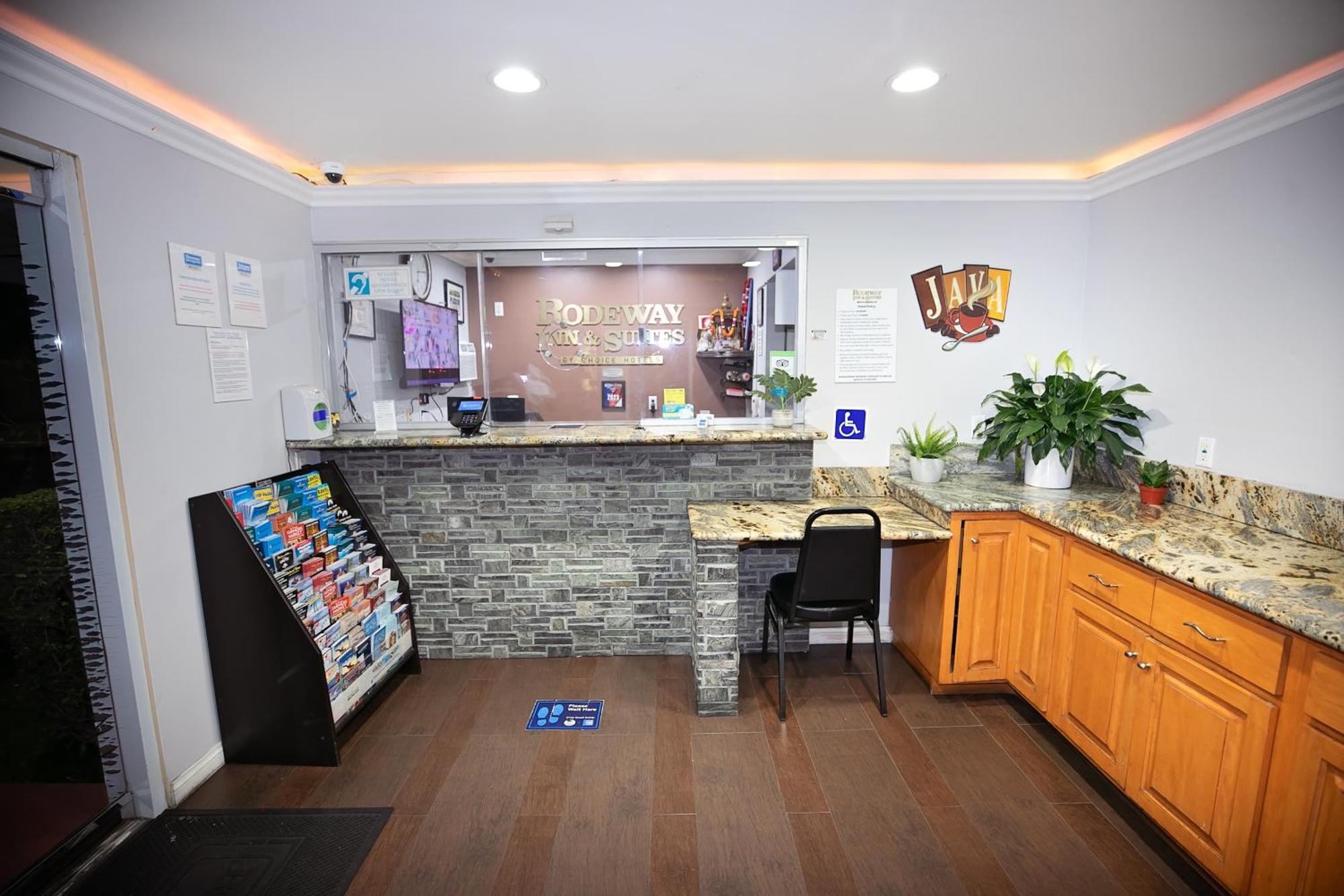 Rodeway Inn & Suites Bellflower Bagian luar foto