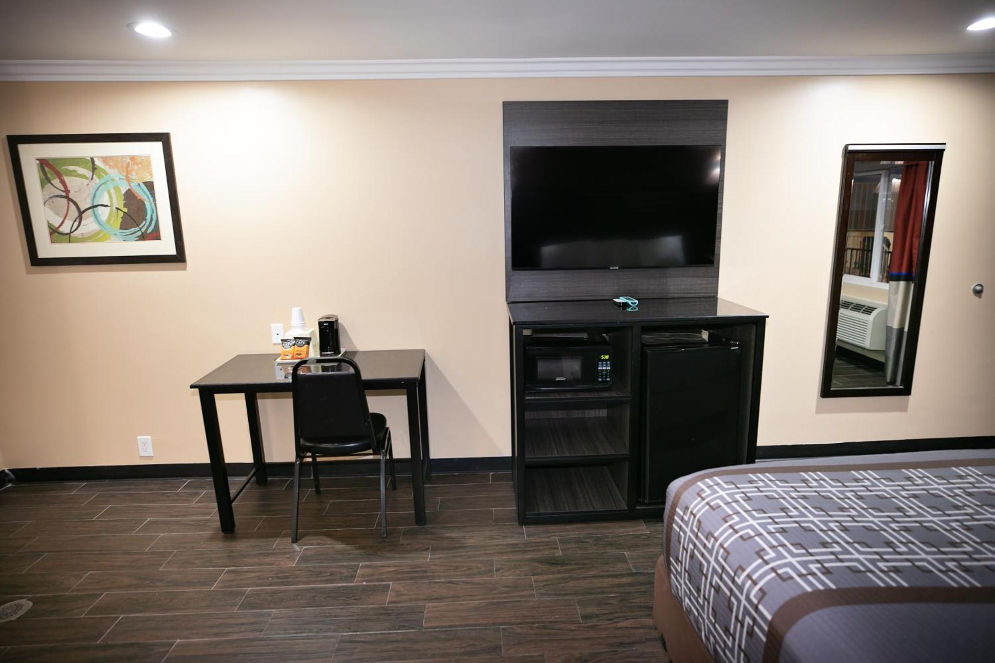 Rodeway Inn & Suites Bellflower Bagian luar foto