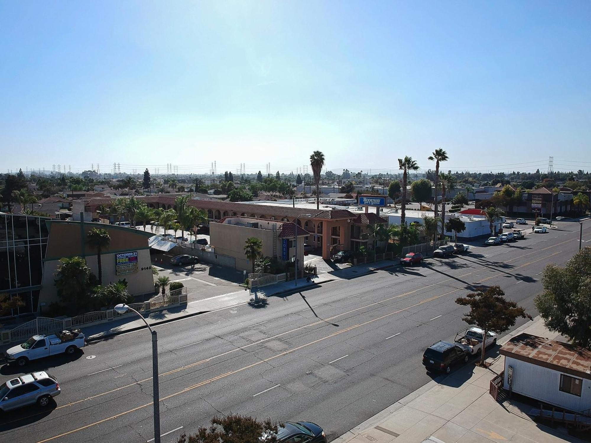 Rodeway Inn & Suites Bellflower Bagian luar foto
