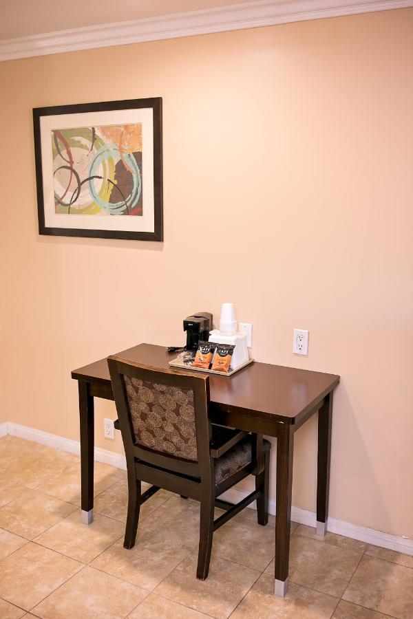 Rodeway Inn & Suites Bellflower Bagian luar foto